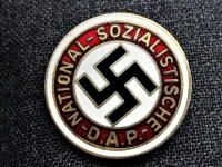 【ナチスドイツ党員章】　実物2　1920～1945年　国民社会主義ドイツ労働者党（NSDAP）　